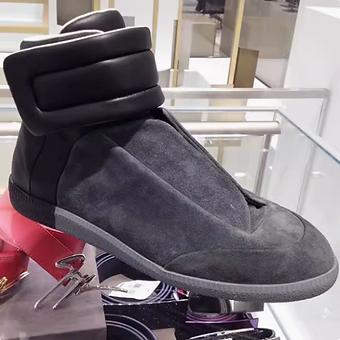 3b731d_d7b9af75cd054c40af09b29bf4557be8~mv2 Margiela Futures Fluffy Black