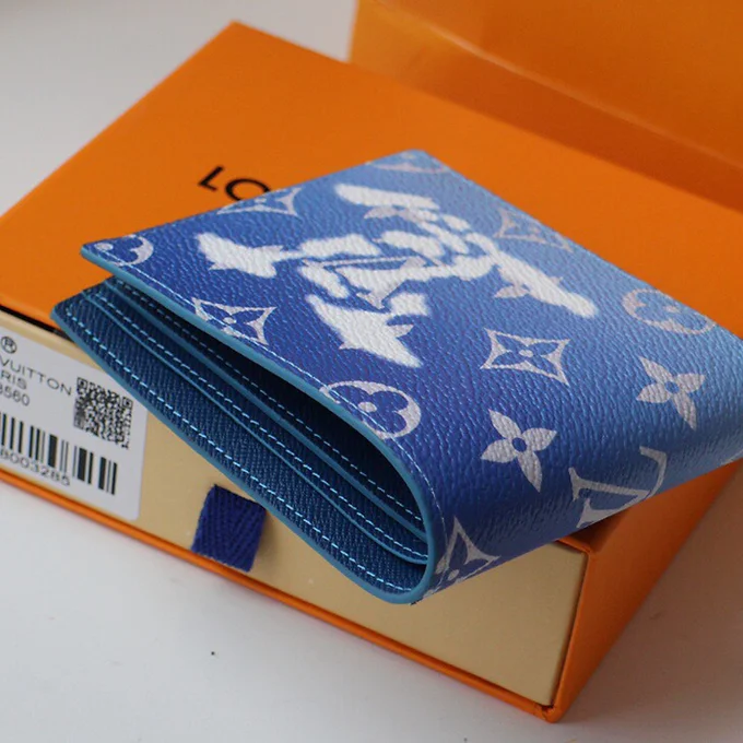 5c0623_0ce4b762b9a043e1a7c6e0601ee7a5c0~mv2 LV Wallet babyblue