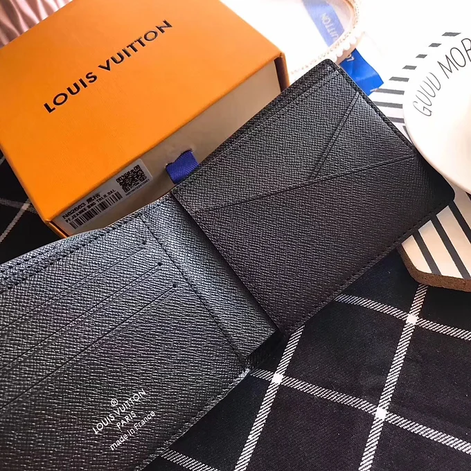 5c0623_1b224d831a6a435680d84b268e6559ee~mv2 LV classic wallet black classic 2.0