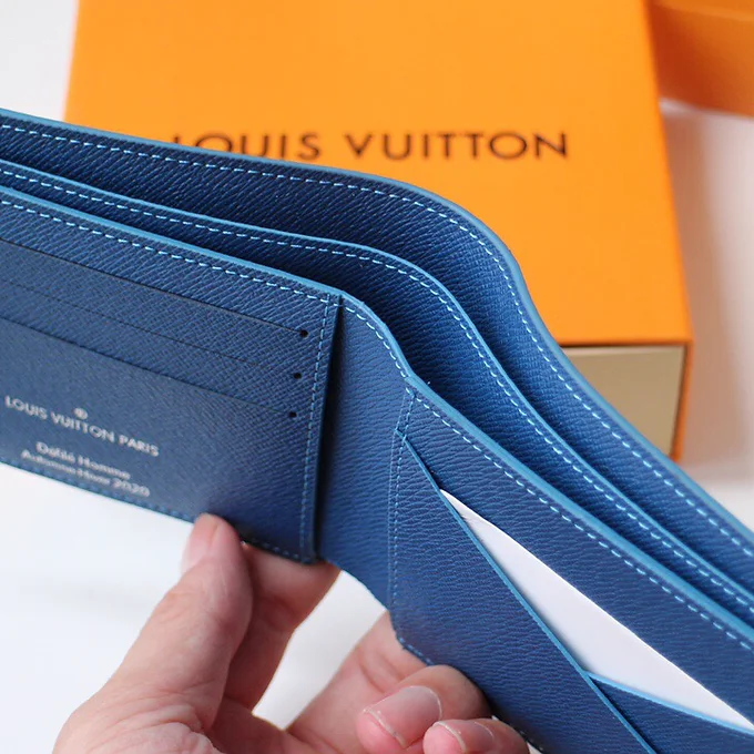 5c0623_73cbc426475c411eae47d3accaa7614f~mv2 (1) LV Wallet babyblue