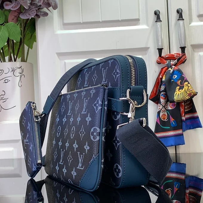 5c0623_81890ac50bd94c4bb4c5e0b74a032ec2~mv2 LV Shoulder bag blue men
