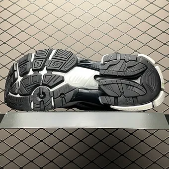5c0623_dce6b4aba30940a2976335f2068be373~mv2 Balenciaga Runners black striped