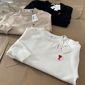 cad729_ffdc7417bce54a989d3686e57e310936~mv2 AMI de Paris soft sweater 3 colors