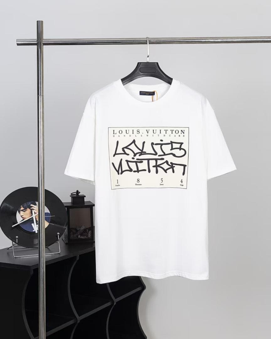 m77090933893_1 LV Graphic T-Shirt Board Font White